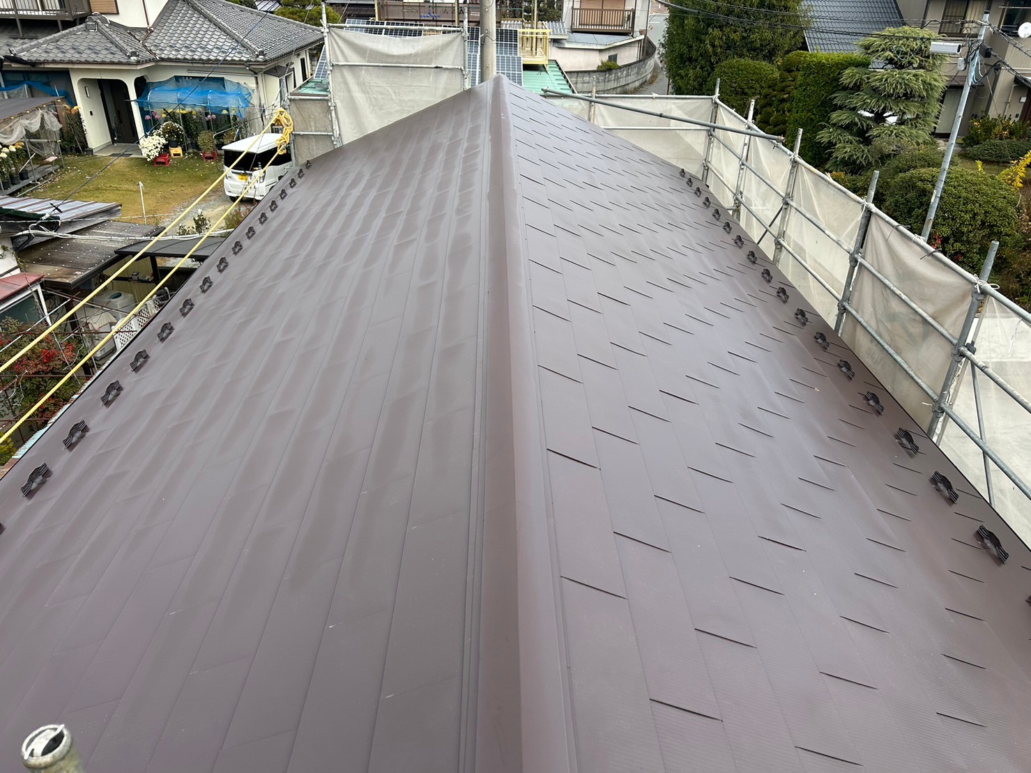 甲府市で雨漏れにお困りの住宅でガルバリウム鋼板へ屋根葺き替え工事を行ったお客様の声
